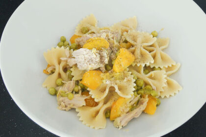 pasta integrale con tonno e pomodori gialli