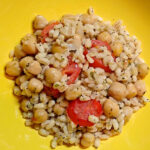 insalata d'orzo, ceci, pomodorini e semi di papavero