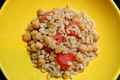insalata d'orzo, ceci, pomodorini e semi di papavero