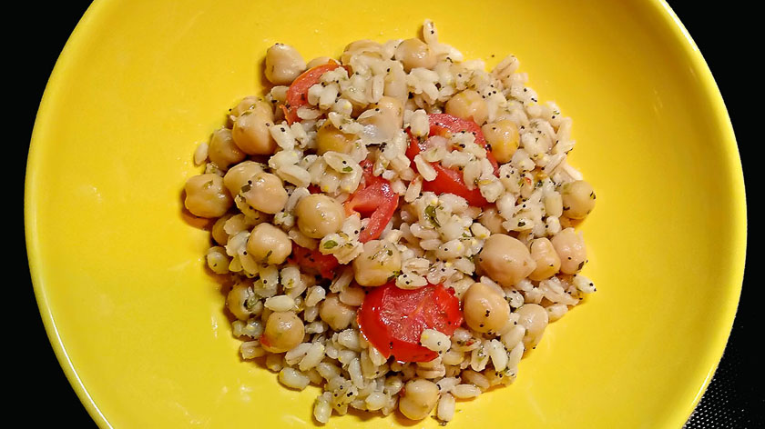 insalata d'orzo, ceci, pomodorini e semi di papavero