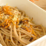 spaghetti saltati con carote a julienne e semi di papavero
