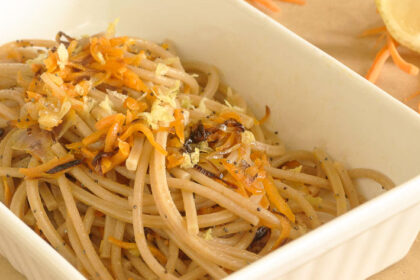 spaghetti saltati con carote a julienne e semi di papavero