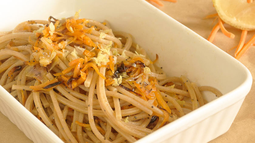 spaghetti saltati con carote a julienne e semi di papavero