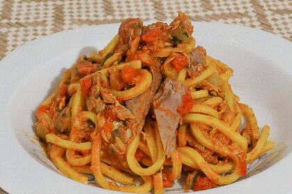 pasta al tonno al pomodoro per 4 persone