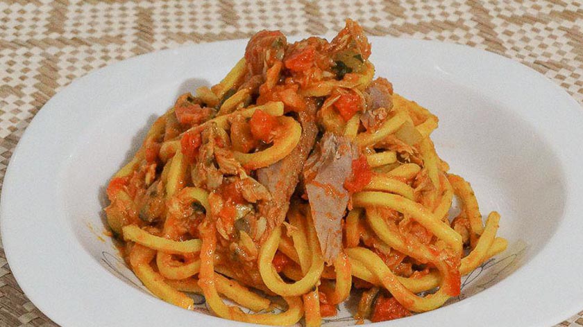 pasta al tonno al pomodoro per 4 persone