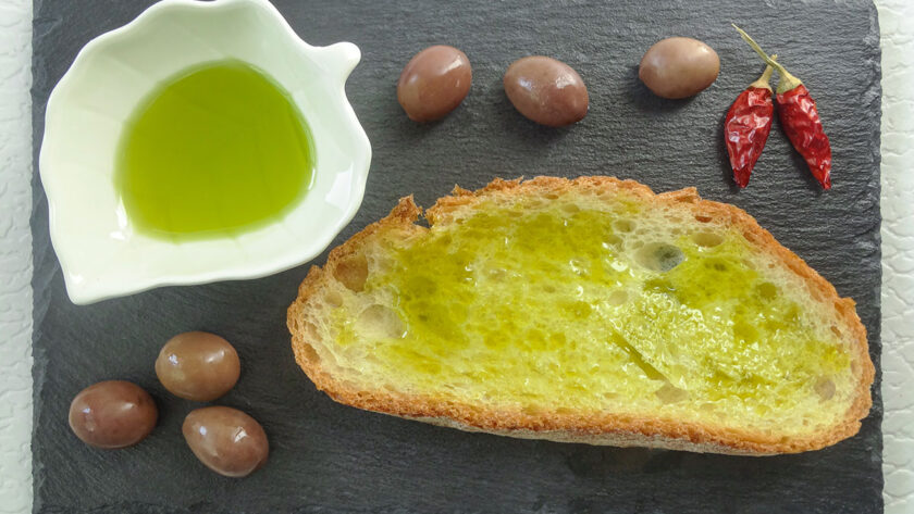 proprietà e benefici dell'olio d'oliva | il suo uso in tavola e nella cosmesi