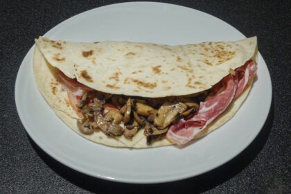 piadina dove nasce come si cuoce e come farcirla