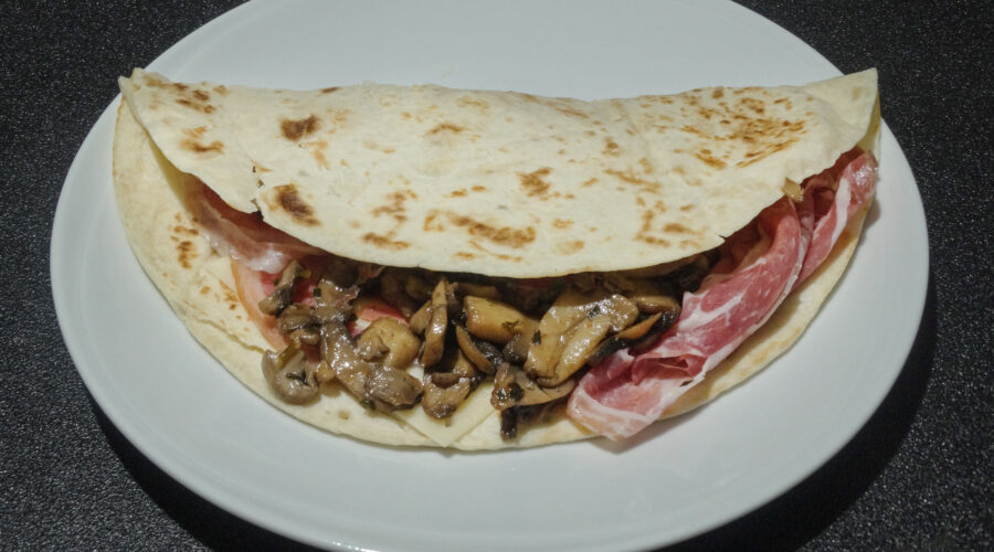 piadina dove nasce come si cuoce e come farcirla