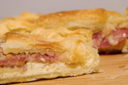 rustico di pasta sfoglia con ricotta e salame e uova