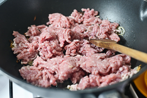 rosolare la carne macinata con il vino