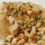 spaghetti di soia cinesi con pollo e gamberi