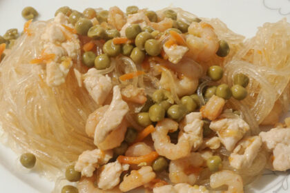 spaghetti di soia cinesi con pollo e gamberi