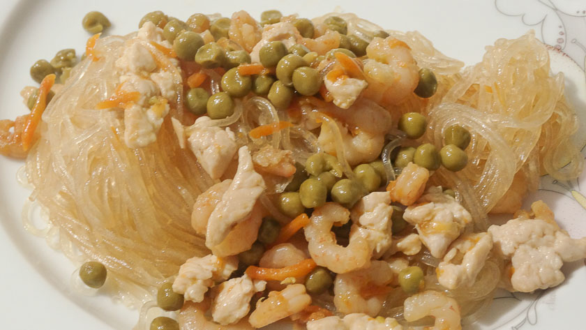 spaghetti di soia cinesi con pollo e gamberi