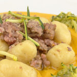 gnocchi con ragù di carne e peperoni