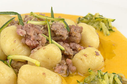 gnocchi con ragù di carne e peperoni