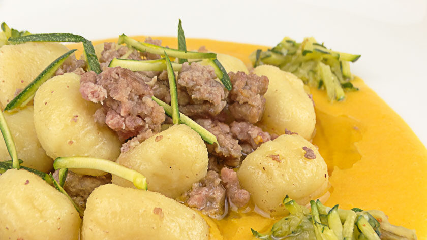 gnocchi con ragù di carne e peperoni