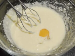 aggiungere le uova all'impasto