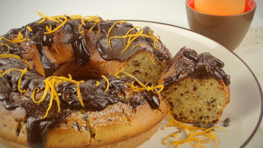 Ciambellone soffice all'arancia e cioccolato