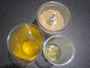 nocciole tritate e uova