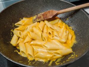 pasta condita con crema di peperoni