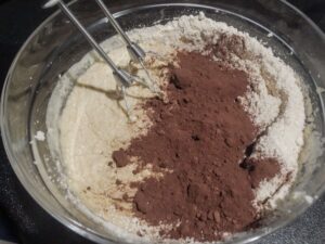 unire la polvere di cacao