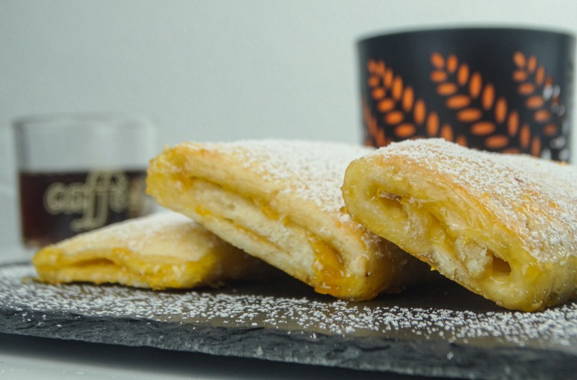 fagottini con marmellata e mandorle