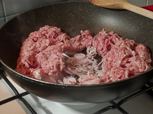 preparazione ragù di carne macinata