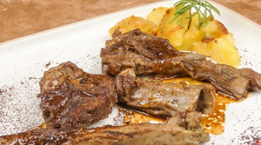 agnello alle spezie con pepe rosa