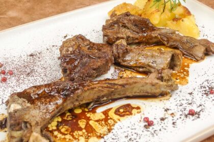 agnello alle spezie con pepe rosa