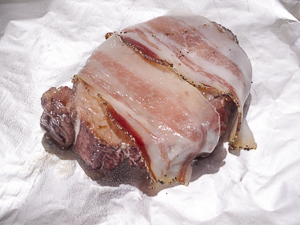 arista di maiale nero rivestito da pancetta
