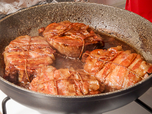 carne in cottura con il vino