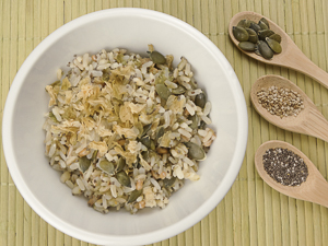 insalata di riso con semi di zucca papavero e sesamo