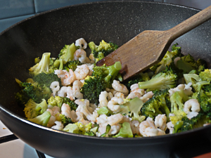 saltare i gamberi con i broccoli