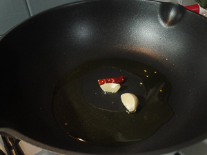 soffriggere aglio olio e peperoncino
