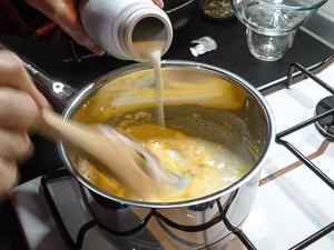 aggiungere latte nella crema