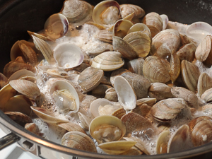 aprire vongole in padella