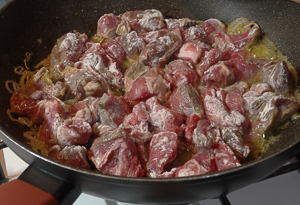 carne a rosolare con scalogno