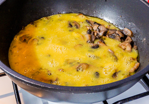 funghi e uova sbattute in padella