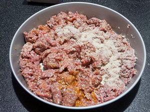 impasto pizza di carne steso