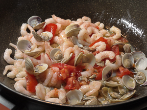 lupini gamberi e pomodorini in padella