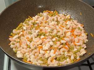 pollo con gamberetti e piselli