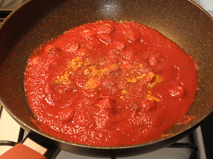 preparazione sugo con curcuma