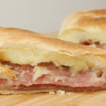 Rotolo di pasta sfoglia con salame