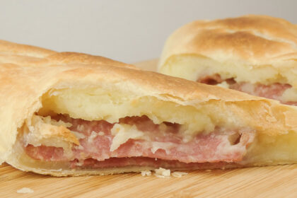 Rotolo di pasta sfoglia con salame