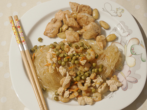 spaghetti di soia con pollo e verdure