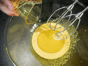 aggiungere olio alle uova