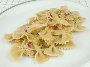 farfalle con salmone pomodorini e alghe