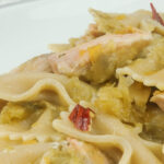pasta con salmone pomodorini gialli e alghe