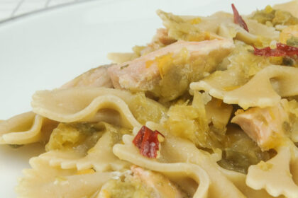 pasta con salmone pomodorini gialli e alghe