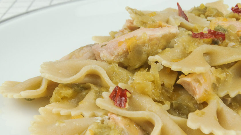 pasta con salmone pomodorini gialli e alghe